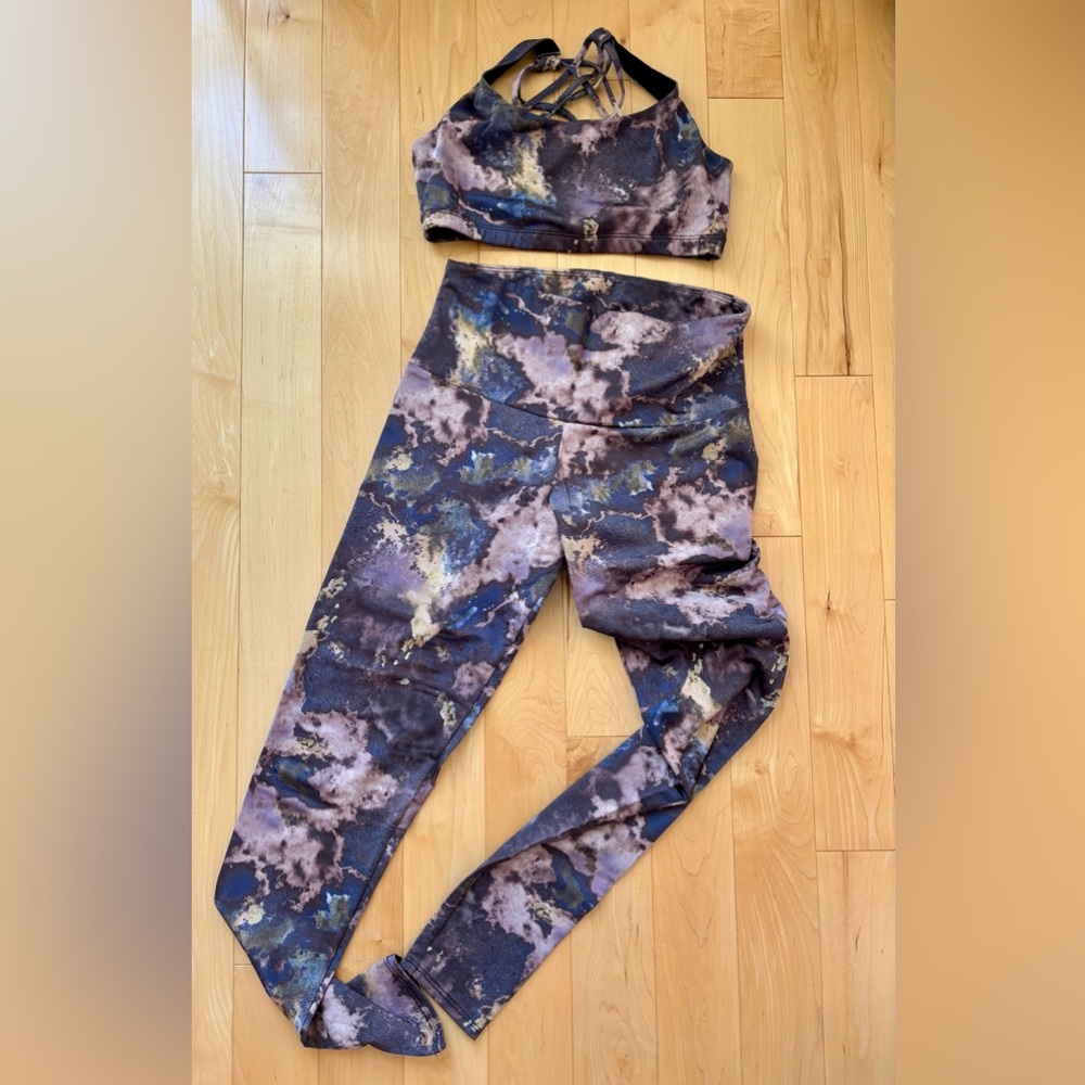 PRE-OWNED Set ‘Chic’ Sports Bra + High-Rise Multi Tie-Dye Marble Leggings | M/L